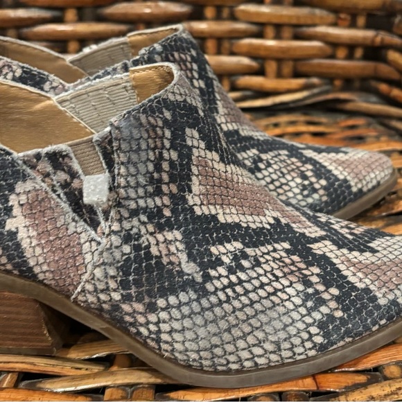 Lucky Brand Tabea Snakeskin Slip On Ankle Booties Size 7.5 - Picture 3 of 11
